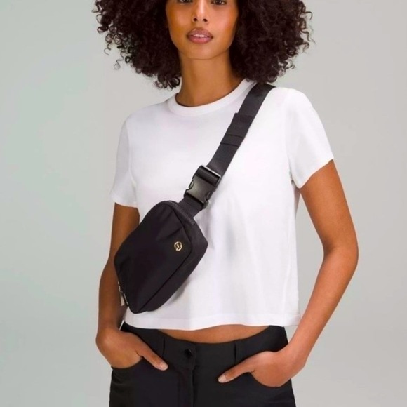 NWT Lululemon Everywhere Belt Bag 1L Black Waist Bag Crossbody - Picture 2 of 12